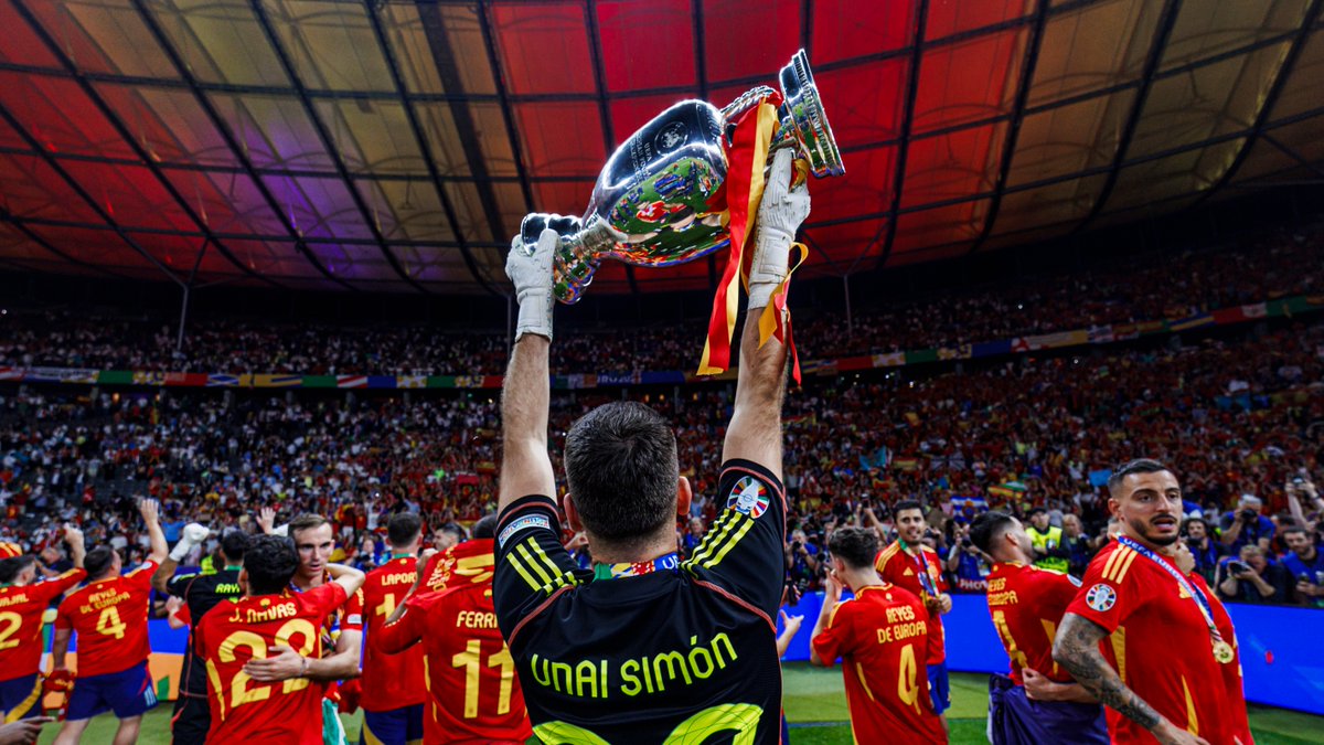 💭 Lo soñamos... ¡𝗬 𝗟𝗢 𝗟𝗢𝗚𝗥𝗔𝗠𝗢𝗦! 🏆 🥹 Emociónate con estas imágenes inéditas del día en el que juntos, tocamos el cielo. #EURO2024 | #VamosEspaña