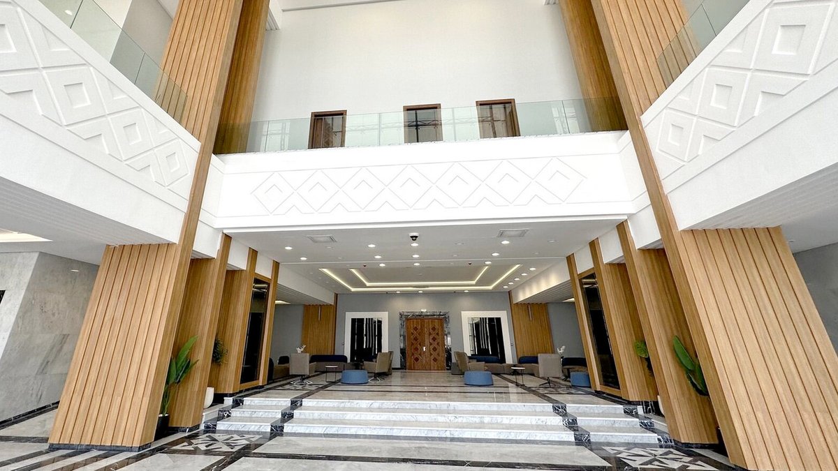 كأس إفريقيا المغرب 2025: مستوحى من شكل الصالون المغربي.. هكذا يبدو المدخل الرئيسي لملعب طنجة الكبير يحاكي تصميم المدخل الرئيسي لملعب طنجة الكبير جزءً هاماً من ماضي المغرب العريق وإرثه التاريخي وحاضره في آنٍ واحد
