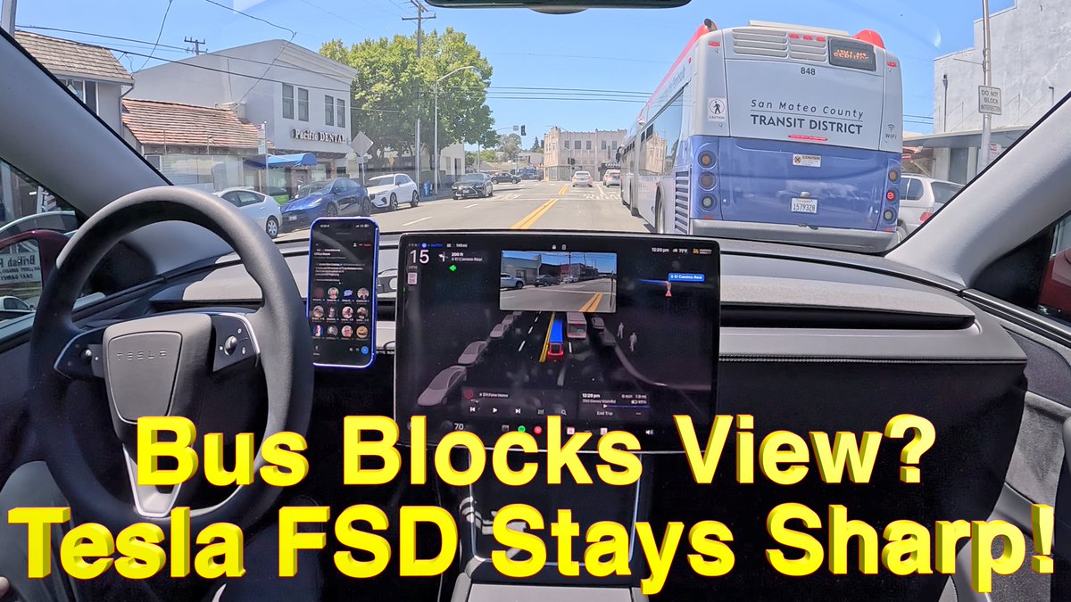 Hier sehen wir, wie ein autonomer Tesla die verdeckte Bus-Spur auf Passanten überprüft, bevor es weiterfährt. Daran werden VW, Mercedes, Waymo und Co. ZWANGSLÄUFIG scheitern: Sie nutzen keine Intelligenz, die DAS ☝️ erkennt.