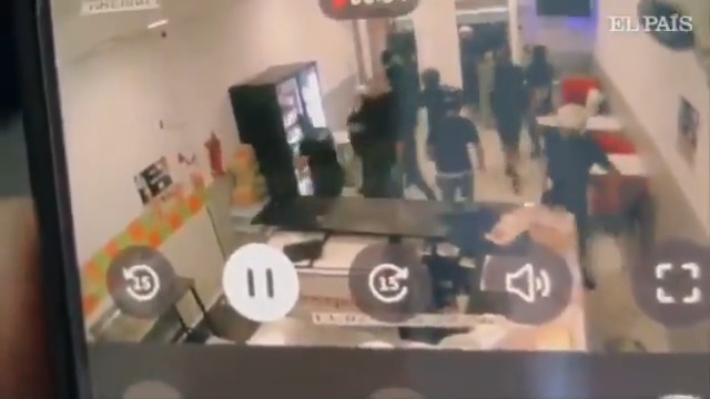 Nuevas imágenes de la cámara de seguridad donde se ven los destrozos del grupo de violentos destrozando un negocio propiedad de inmigrantes en Torre Pacheco. El País titula que la agresión ocurrió fuera del círculo de seguridad de la Guardia Civil, pero la GC estaba en la puerta.