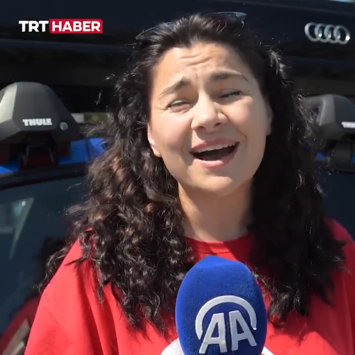 Gurbetçiler tatil için Türkiye’ye giriş yapıyor. "Vatandayız, tarif edilemez duygular içindeyiz." "Bayrağımızı görüp, ayağımızı toprağa bastıktan sonra her şeyi unutuyoruz."