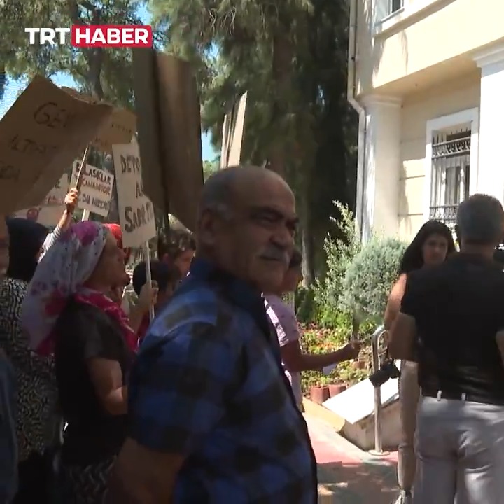 İzmir'de haftalardır suları kesik olan mahalle sakinleri Bornova Belediyesi önünde eylem yaptı: "Banyo yok, tuvalet yok. Herkes ormana, dağa gidiyor."