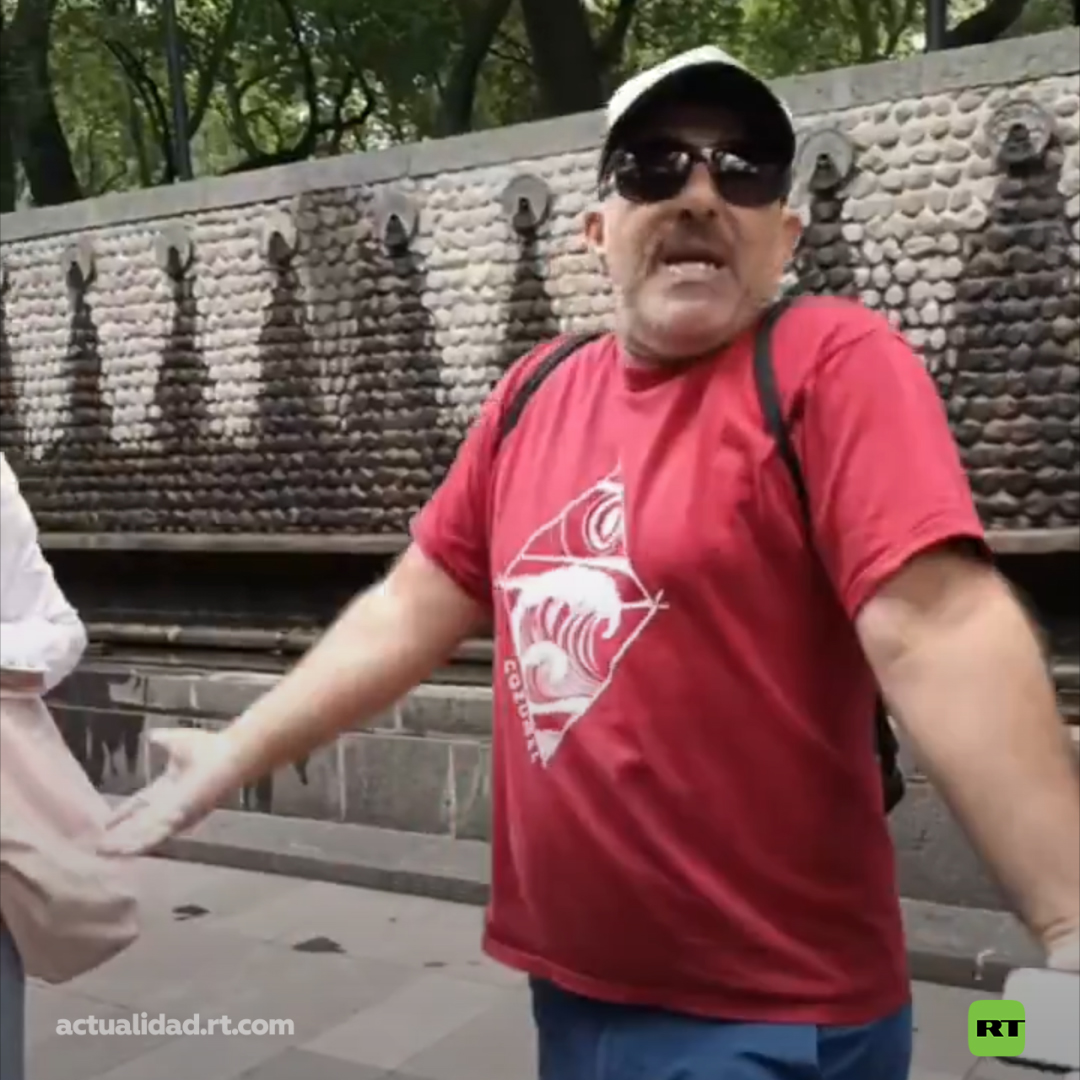 🇲🇽😳Extranjero orina en bosque en México y afronta el 'juicio' de locales Turista orina en Chapultepec por no tener efectivo y una mujer local se lo reprochó. El hombre alegó que en otros países eso no supone ningún problema. Más videos👇