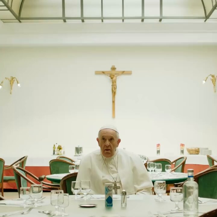 Pequeños momentos y gestos sencillos del Papa Francisco que nos recuerdan el poder de la humildad y de los gestos. Pequeño extracto del documental de Disney Plus: "Amén: Francisco responde"