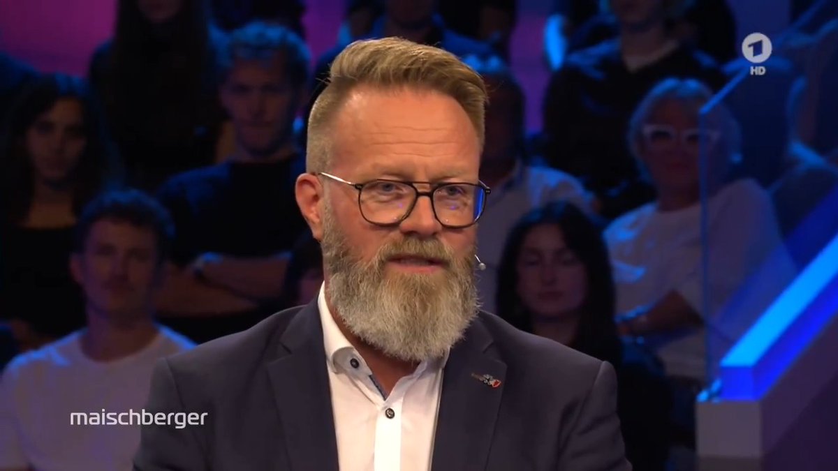 „Wir bauen ganz kräftig die #erneuerbaren Energien aus“, so der Wirtschaftsminister Schleswig-Holsteins Claus Ruhe #Madsen (CDU Deutschlands) über die Einhaltung der #Klimaziele. „Mit den Infrastrukturen, die wir haben, ist das der richtige Weg.“ #Klimaschutz #Klimapolitik #maischberger