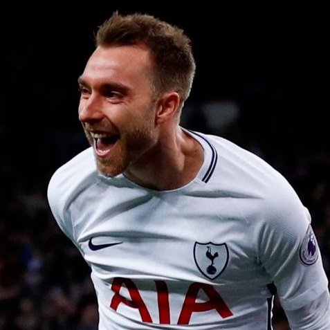 Ahora que está de moda lo de los saques iniciales, estos del Tottenham eran buenos. Balón largo a Kane, Dele Alli esperando la prolongación y Eriksen pendiente del rebote cercano.