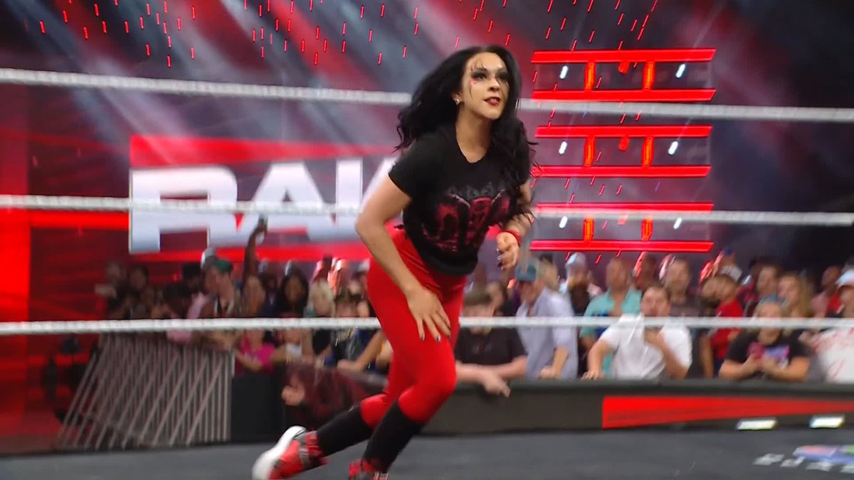 Stephanie Vaquer llegó al rescate de Nikki Bella ☝️👩🇨🇱 #WWERaw