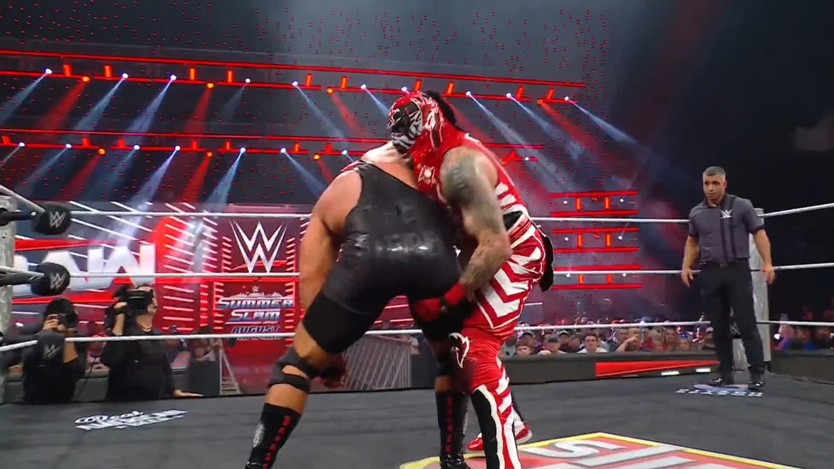 Penta ha sido eliminado de la Ruleta Rusa de #WWERaw 💔