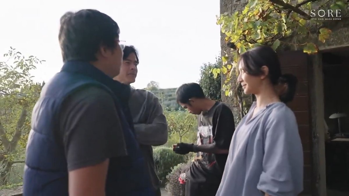 filmnya bikin bengong meanwhile, yang bikin filmnya: