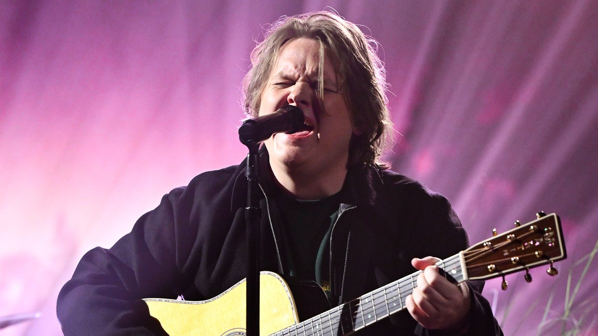 .Lewis Capaldi returns to the Tonight Show after a 2 year hiatus to perform "Survive". Watch the full performance ⬇️ #FallonTonight