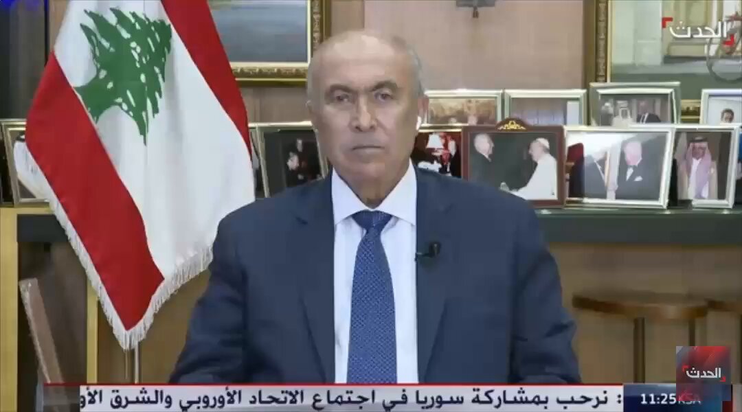أبرز ما جاء في مداخلتي أمس على قناة "الحدث": - الحكومة منذ أن وقعت اتفاق وقف إطلاق النار على علم بأن المطلوب من لبنان وضع جدول زمني لسحب السلاح الموجود مع أي طرف كان، خارج إطار الدولة، وبعد 9 أشهر لم يحصل شيء في هذا الإطار - الجيش اللبناني يقوم بدوره بقدر المستطاع، لكن المشكلة تكمن في عدم وجود قرار سياسي لدعم وتجهيز الجيش - لم يُطرح ولم يُناقش الرد على الورقة الأميركية في مجلسَي الوزراء والنواب، وهذا الموقف كان يجب أن يصدر عن لبنان الرسمي عبر مؤسساته الدستورية - سوف أسأل الحكومة عن حقيقة وجود قرار سياسي لتطبيق اتفاق وقف إطلاق النار أم أن المسألة فقط تمرير وقت ومجاملة كما جرت العادة، والمطلوب من الحكومة اتخاذ موقف سياسي واضح للتجاوب مع المطالب الأميركية، والتي هي أصلًا مطالب لبنانية قبل أن تكون أميركية، وتركز على سحب السلاح، وترسيم الحدود، والإصلاح المالي والاقتصادي والقضائي وإلا لن نحصل على المساعدة الدولية لإعادة الإعمار - حزب الله مشارك بالحكومة وموافق على البيان الوزاري، ولا يمكنه اليوم التنصل من موافقته على الاتفاق، والادعاء بعدم فهم مضمونه، وهو ليس في نفس الموقع الذي كان فيه قبل 27 تشرين الثاني ولا يمكنه رفع سقف المفاوضات - علينا الاعتراف بوجود دولة بعد انتخاب رئيس للجمهورية وحكومة تمثل كل شرائح المجتمع، وإلا سنعود لما كنا عليه قبل 27 تشرين الثاني أي العيش ضمن دويلة تحكم الدولة، وهذا ما يجعلنا عاجزين عن المضي قدمًا ببناء بلدنا وتأمين مستقبل أفضل لأولادنا وأحفادنا - الأولويات في المنطقة تغيرت بعد سقوط نظام الأسد، والرئيس السوري أحمد الشرع يتجاوب مع متطلبات التسوية وإرساء السلام في المنطقة. وإذا بقي حزب الله يرفض التماهي مع المطالب الدولية والعربية، ومساعدة الدول العربية لنا، خصوصًا جهود المملكة العربية السعودية التي ترجمها الأمير يزيد بن فرحان، سنخسر فرصة مساعدتنا لأن موقف المجتمعَين الدولي والعربي واضح بأننا إن لم نساعد أنفسنا لن يساعدنا أحد وسيتخلى عنا العالم، فمساعدة لبنان في إعادة الإعمار مرهونة بإجراء إصلاحات مالية واقتصادية وقضائية - جلسة مجلس النواب ستشهد عدة أسئلة حول موضوع سحب السلاح، وكنت قد منحت الحكومة الثقة على أساس حل مسألة السلاح وقانون الانتخاب ومسألة منع إشراك المغتربين في التصويت للـ 128 نائبًا