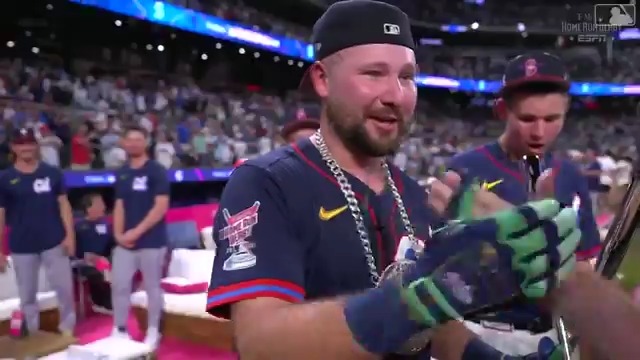 【 #マリナーズ 】カル・ローリーが捕手として史上初のホームランダービー優勝を果たしました🥳 父が投手を、弟が捕手を務め、家族で栄冠を手にしました🥰 今季ホームラン数で両リーグを独走している最強捕手のホームランダービー優勝までの道のりをご覧ください👑 #MLBHRダービー