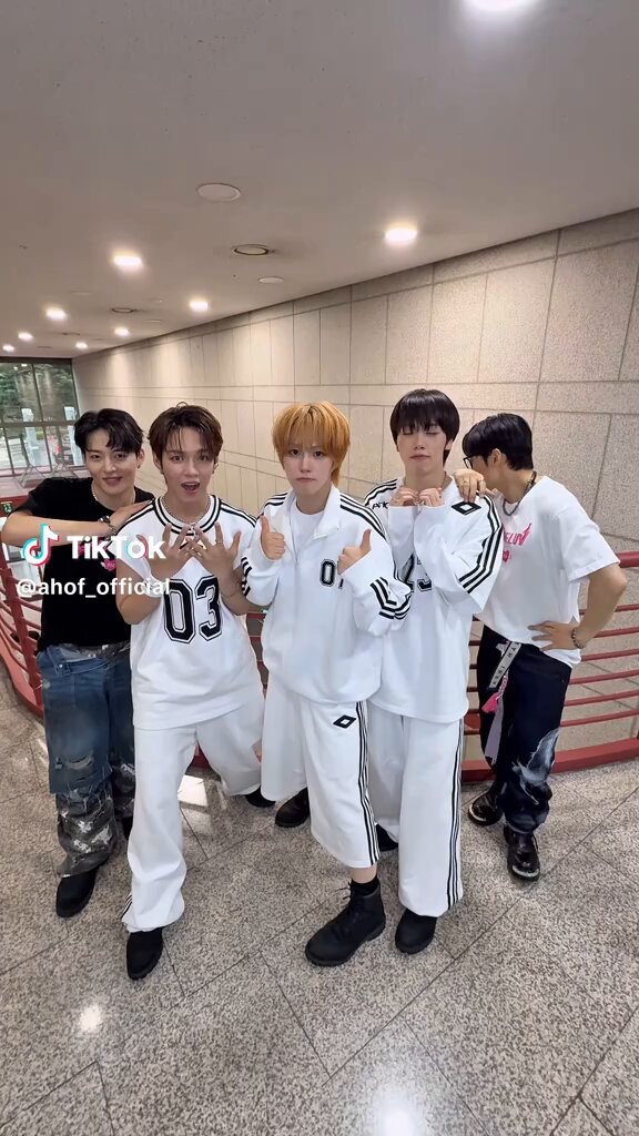 I’M LITERALLY BAWLING MY EYES THIS IS REALLY BIG IF YOU GUYS DON’T KNOW THESE ARE THE MENTORS OF BP AND SEEING AHOF WITH THEM ESPECIALLY WOONGKI OMGGG 😭😭😭😭 🎥: