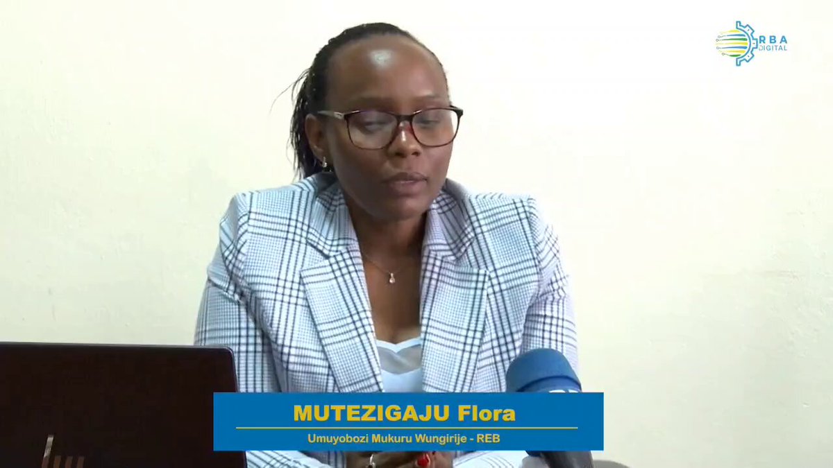 Harya amashuri yari asanzwe afungura 08:00? Abo mu wa mbere, uwa kabiri n'uwa gatatu y'amashuri abanza bo bagomba kujya bataha 11:40 da! Uwo ni Umuyobozi Mukuru Wungirije wa Rwanda Basic Education Board, Dr. Flora Mutezigaju. 🎥 Rwanda Broadcasting Agency (RBA)