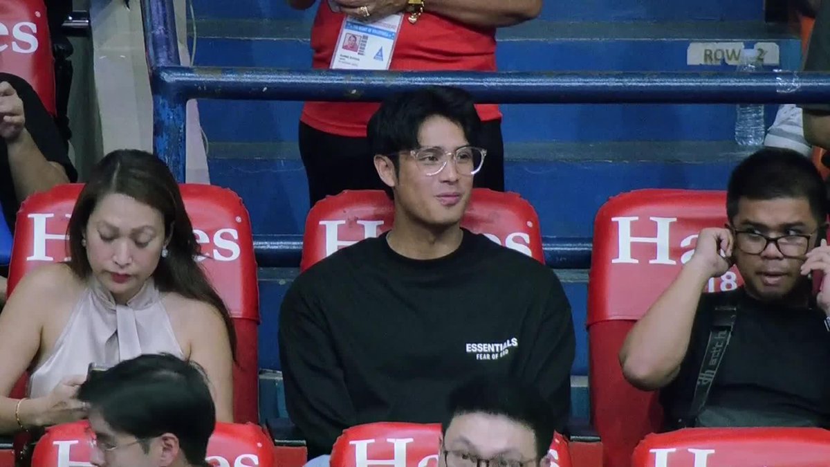 Grabe he doesn't even know the player in that level pero he still kept his promise after she gave him the ticket. 🥹
