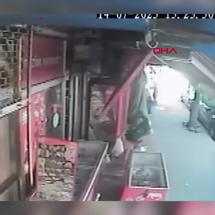Dondurma Çalarken Yakalandı, Geri Verip Tekrar Çaldı Avcılar'da bir kadın, market önündeki dondurma dolabından üç kutu dondurma çaldı. İş yeri sahibi tarafından fark edilen kadın, dolaptan aldığı ürünlerin bir kısmı geri alınmasına rağmen yeniden dondurma çaldı. Hırsızlık anları güvenlik kamerasına yansıdı.