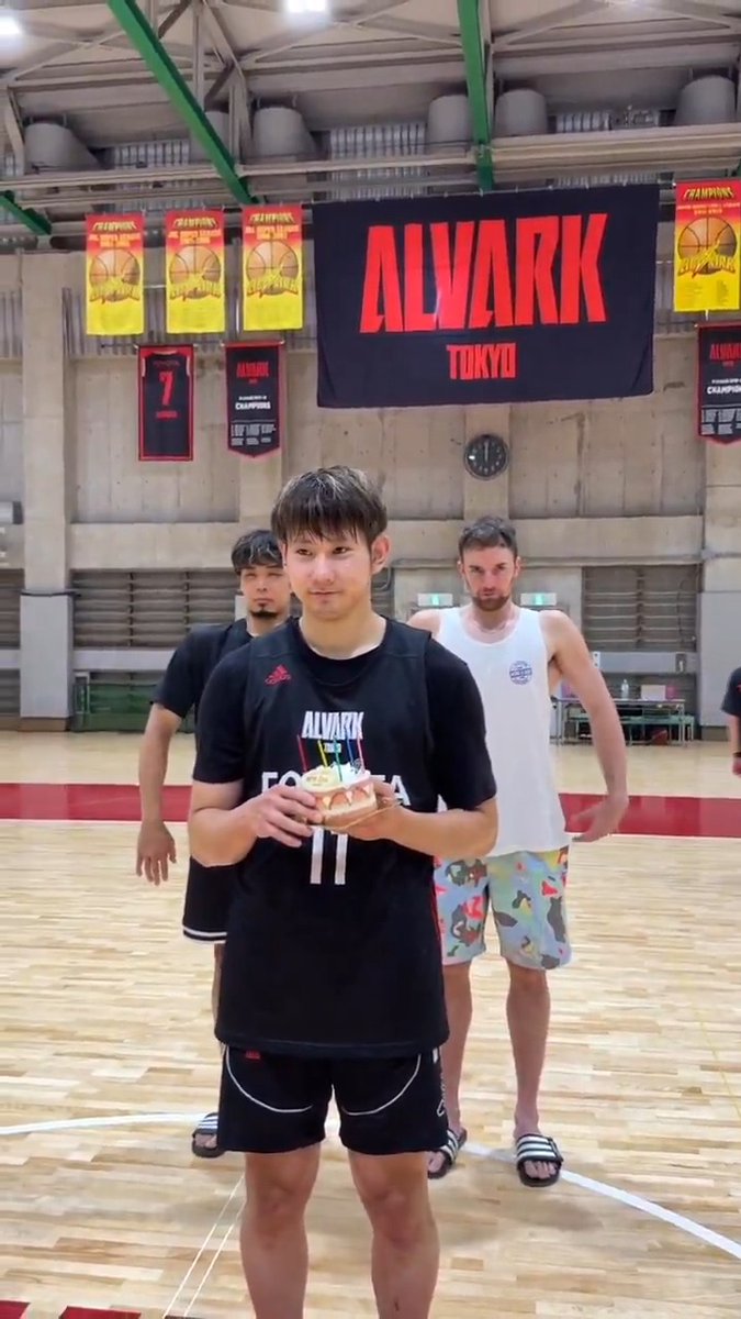 🎂誕生日おめでとう👏 小酒部選手、サイズ選手の誕生日をみんなでお祝いしました！ #アルバルク東京 #Bリーグ