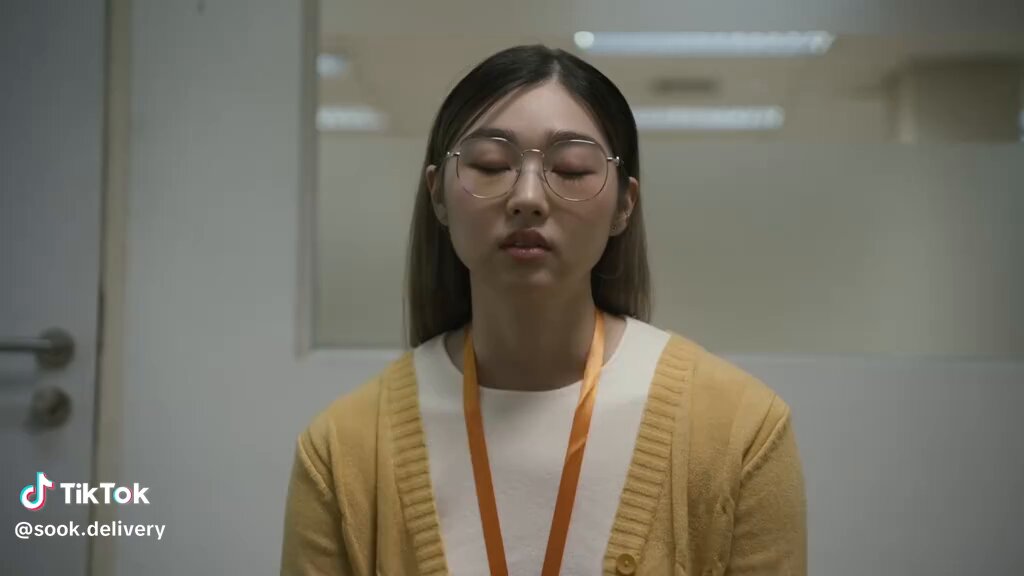 “หนูแค่อยากกินข้าวคนเดียว” ประโยคนี้คือจริงมากกกกกกกก บางวันพักเที่ยงก็อยากอยู่คนเดียวอะ ไม่ได้อยากวุ่นวายกับคน หรือเจอคนเยอะๆ อยากกินข้าวไปไถฟีดไป หรือไม่ก็ดูชินจังไปด้วย อยากชาร์จพลังเงียบๆคนเดียวค่าา 5555555555