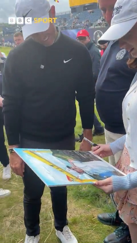 'You can put that next to the Claret Jug' 😄 Lucia Heaney, a 15-year-old artist from Magherafelt, has won Tourism NI's art competition with her portrait of Rory McIlroy⛳ #BBCGolf #TheOpen