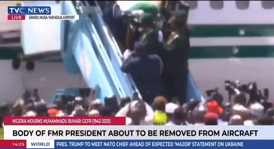 With tearful eyes, the family watched as Nigerian military officers respectfully carried the body of former President Muhammadu Buhari down from the plane. 💔