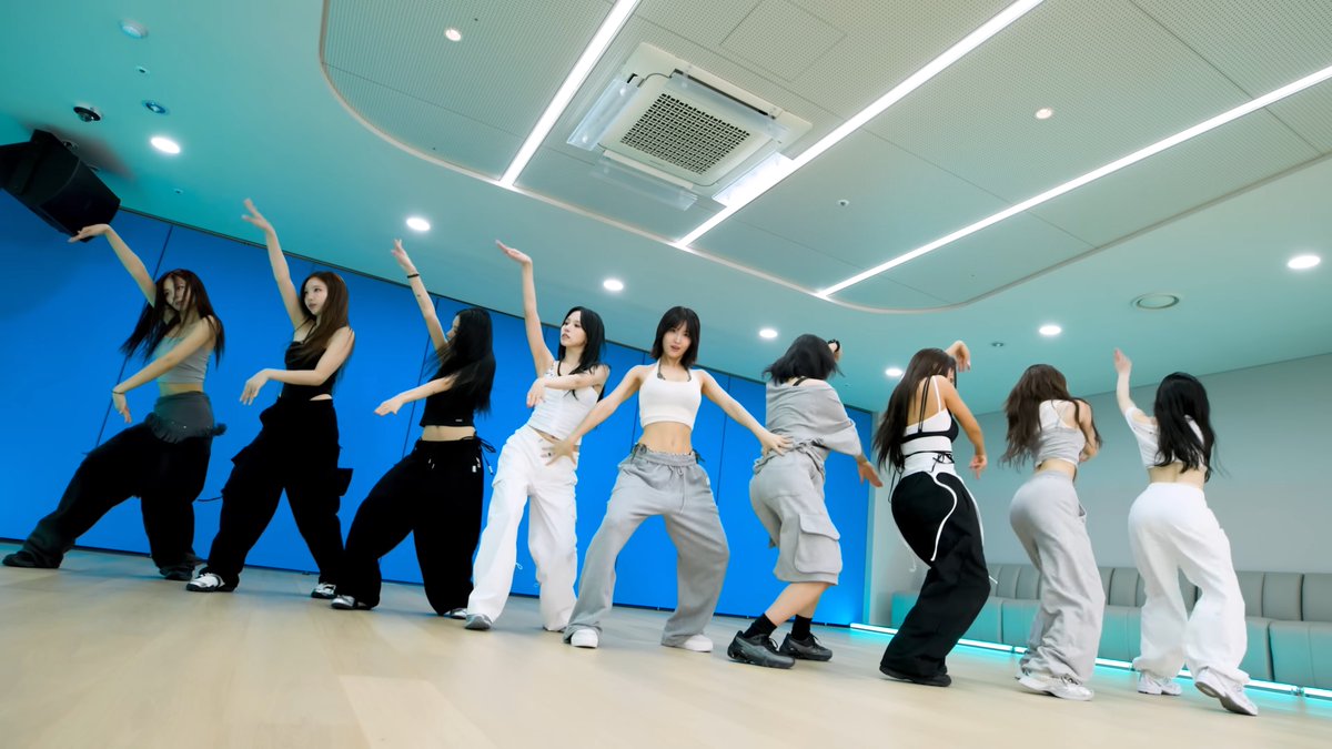 THIS PART WITH THE CLOSE-UP ANGLES AND TWICE'S SYNCHRONIZATION IS SO ADDICTING
