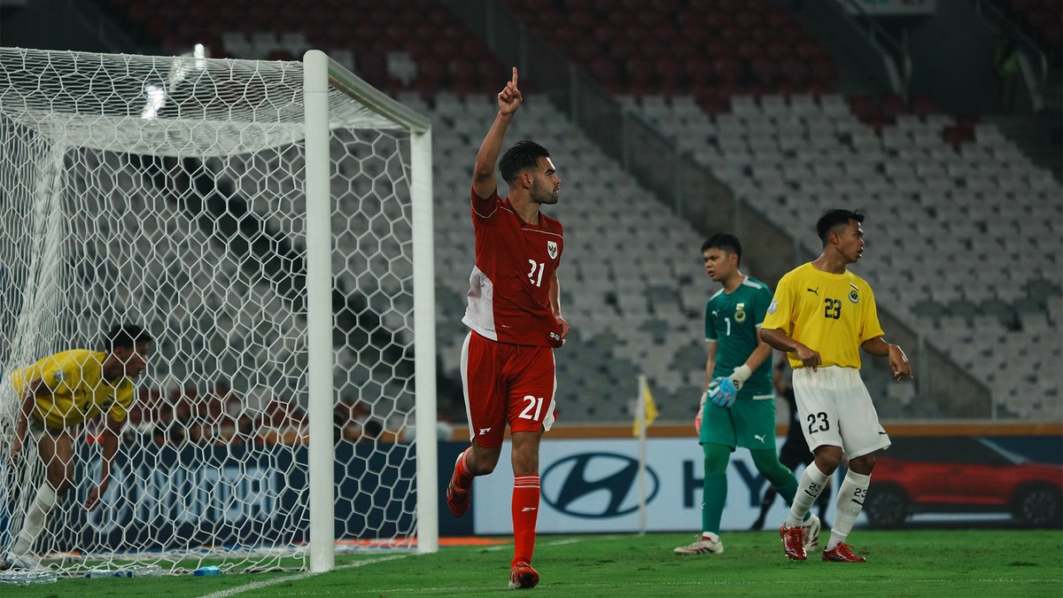 On his U-23 debut, Jens Raven bagged an incredible 6⃣ goals as 🇮🇩 Indonesia completely put 🇧🇳 Brunei Darussalam to the sword in their #ASEANU23Championship opener! #MandiriCup2025 📹: SPORTFIVE