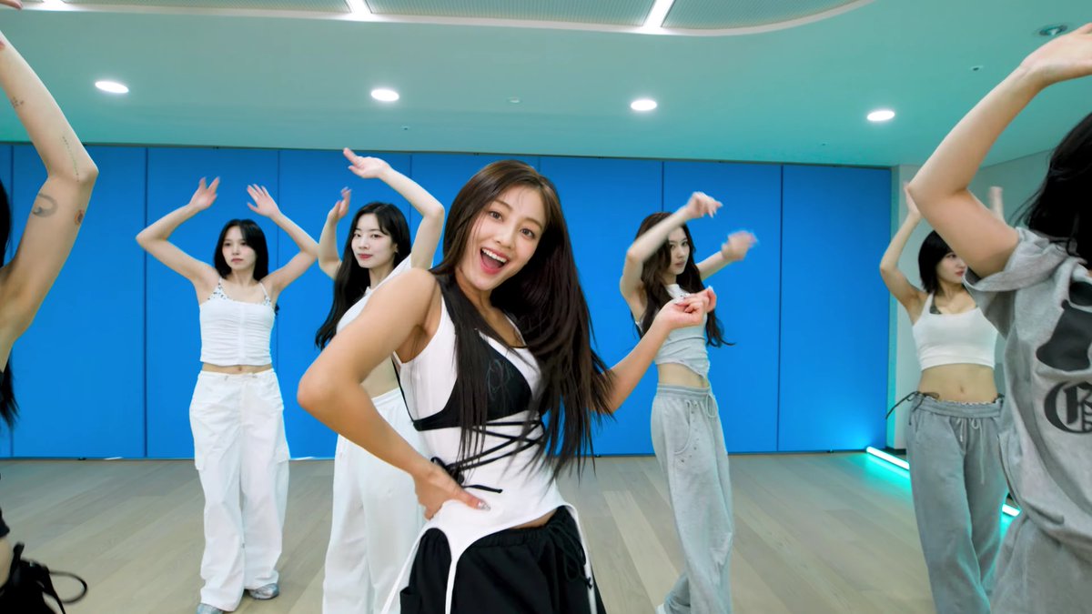 THE SMOOTH CAMERAWORK TRANSITIONS BETWEEN OUR HUNTRIX GIRLS