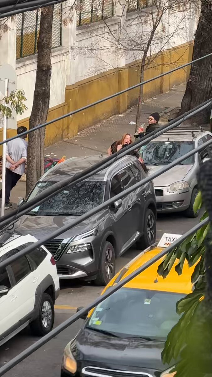 Esto pasa casi todos los días en Flores. La eterna pelea y gritos entre los que acampan en la calle para cobrar a los autos que estacionan y los trapitos “oficiales”. Hola Buenos Aires Ciudad