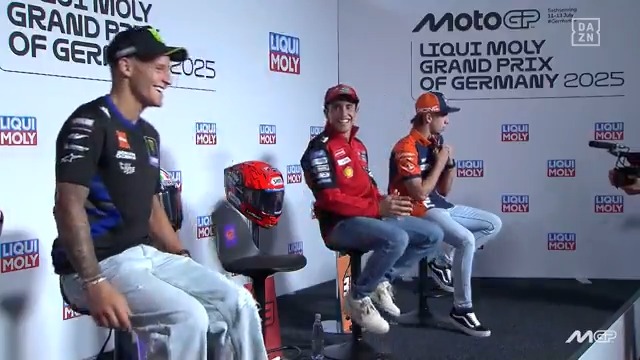 - 🗣️ ¿Llegas siempre el miércoles? - 🗣️ ¿Tú has llegado el jueves? ¡Entonces sí que 'Superstar'! La conversación entre Marc Márquez y Fabio Quartararo no tiene desperdicio 😅