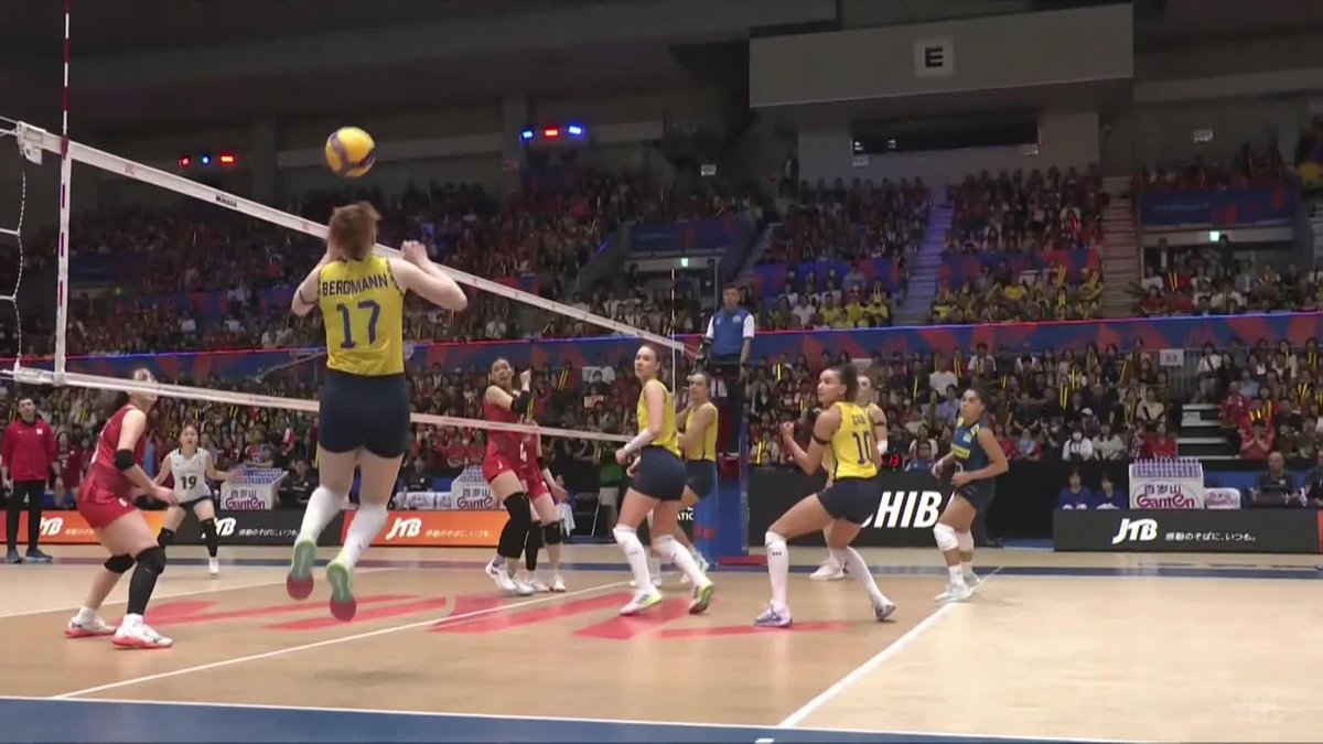 #VNL2025: WHEN YOU REMEMBER LAST SECOND IT'S GOING OUT 😂🧠✨ Big brain move, Julia Bergmann 🇧🇷! 🏐 #BePartOfTheGame #Volleyball #Volei