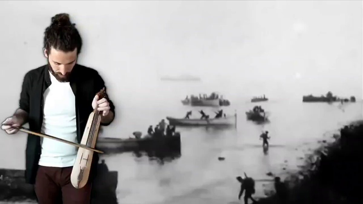 Orjinali Çanakkale savaşına katılan Kürtlerin yazmış olduğu destanı, #15temmuz sonrası eski rock grubumuz ve projeye dahil olan sanatçı arkadaşlarımla birlikte sembolik olarak KÜRTÇE TÜRKÇE ve LAZCA olarak günümüze uyarlamıştık. Yıllar önce de birlik adına ısrarcıydık👍🏻