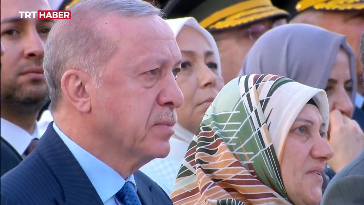 Henüz 27 yaşındaydı Halil Gürsel… Diyarbakırlıydı, 8 kardeşin en büyüğüydü. #15Temmuz gecesi FETÖ’cü hainlerin bombaladığı Gölbaşı Özel Harekat Dairesi Başkanlığı’nda şehadete yürüdü. Cumhurbaşkanı Erdoğan, Halil Gürsel’in anlatıldığı belgeseli izlerken gözyaşlarını tutamadı.