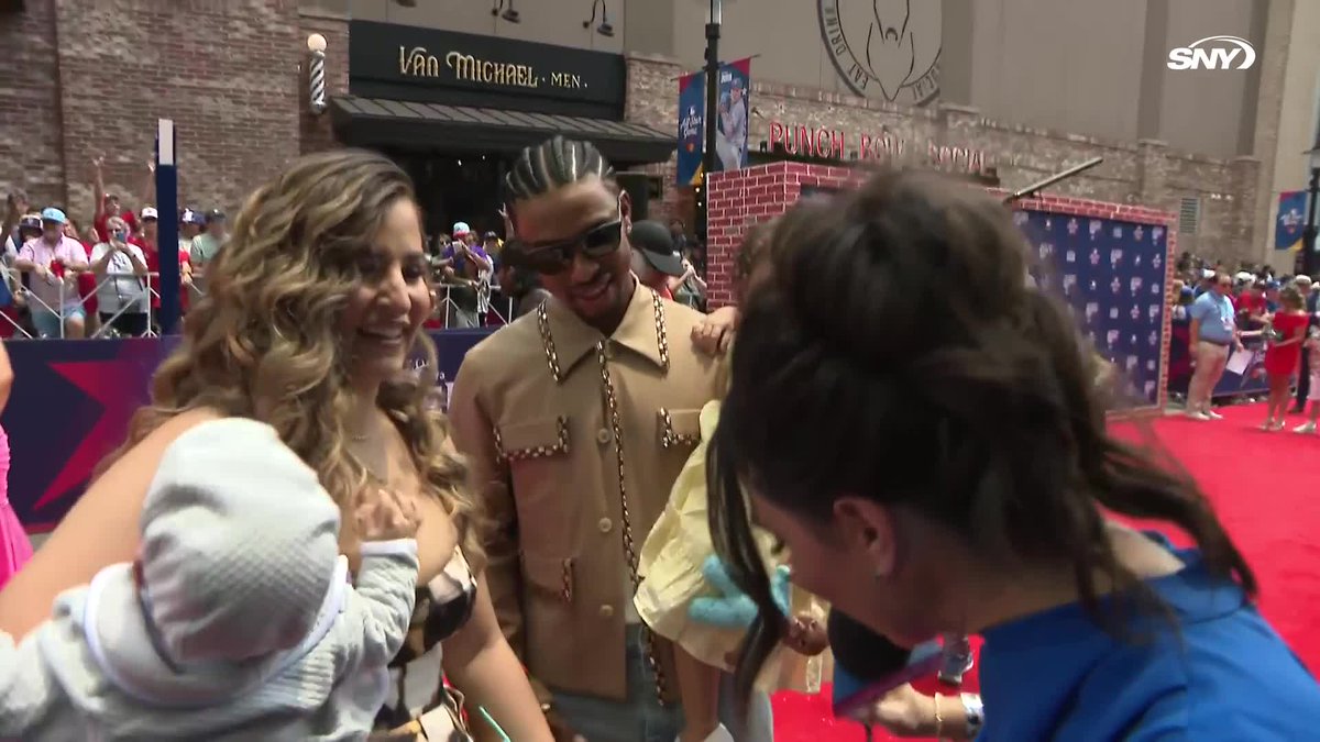 Kalina Lindor shows off her dress and her hair at the All-Star Game red carpet 🥹⭐️ Michelle Margaux