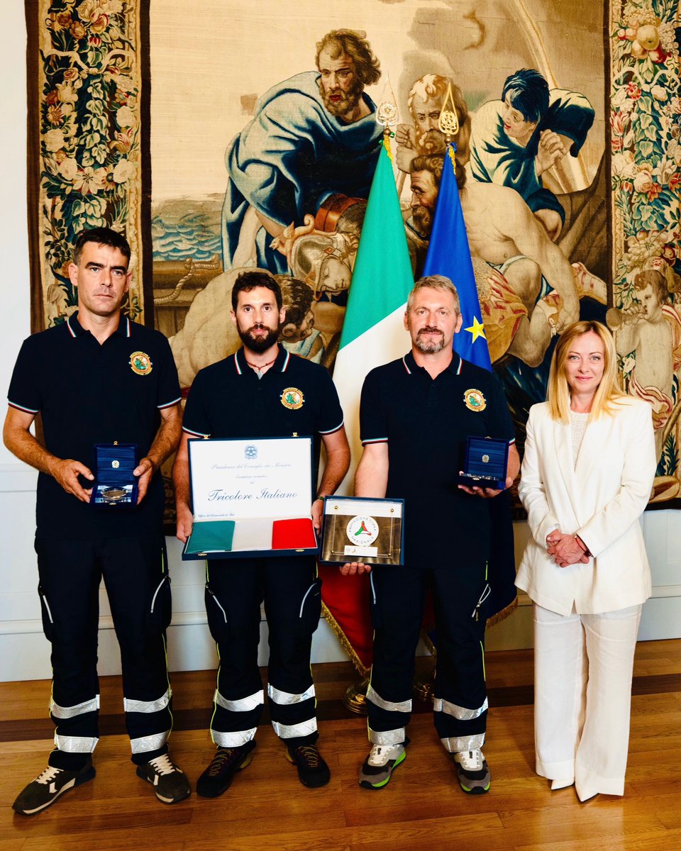 Oggi ho avuto il piacere di accogliere a Palazzo Chigi Dario, Edoardo e Matteo: i tre volontari della Protezione Civile che hanno ritrovato e salvato il piccolo Allen. Un gesto che ha toccato il cuore di tutti noi e che rappresenta, al meglio, il valore di chi sceglie di mettersi al servizio degli altri. Dietro ogni intervento di salvataggio, dietro ogni storia a lieto fine, ci sono persone come loro: uomini e donne che, con competenza, passione e umanità, dedicano il proprio tempo e il proprio impegno a chi si trova in difficoltà. A loro tre, e a tutti i soccorritori e volontari che ogni giorno proteggono e aiutano il prossimo, va il mio più sincero ringraziamento. Grazie per quello che fate. Grazie per l’Italia che rappresentate.