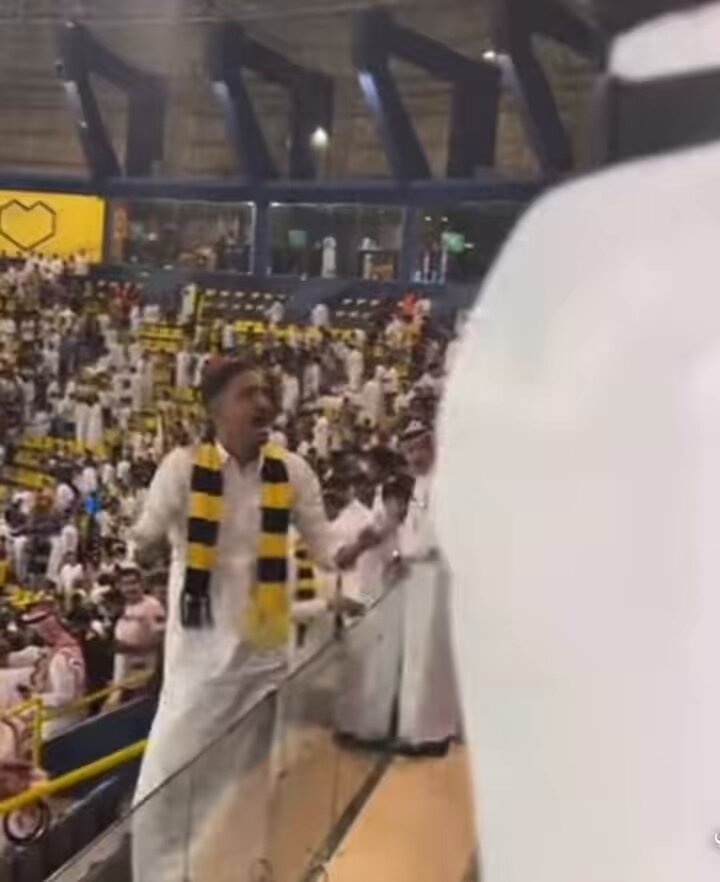 مشجع يطالب في مدرب لان الاتحاد فريق كبير ❌أنمار الحائلي يسكّت المشجع ويحاول ينزل له من المنصة لولا تدخل اعضاء الادارة 👇👇👇👇👇👇👇