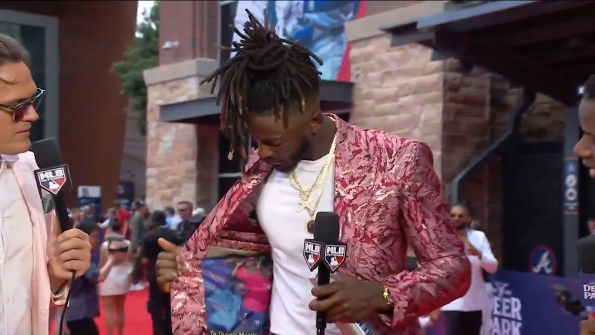Elly De La Cruz arrived in style with the CEO of H2O, Ken Griffey Jr.! The Cincinnati Reds speedster highlights his Red Carpet fit this year and his fashion sense. MLB Network x Deer Park®