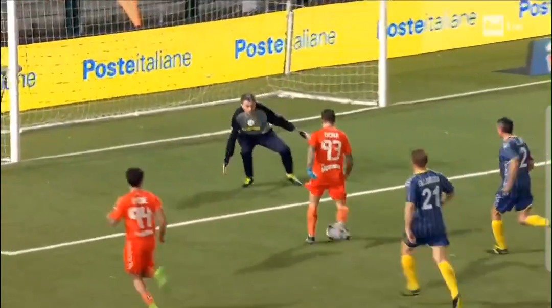 Il primo gol a 25 secondi dall'inizio con un tunnel in mezzo alle gambe del ministro Giorgetti. Poesia #partitadelcuore
