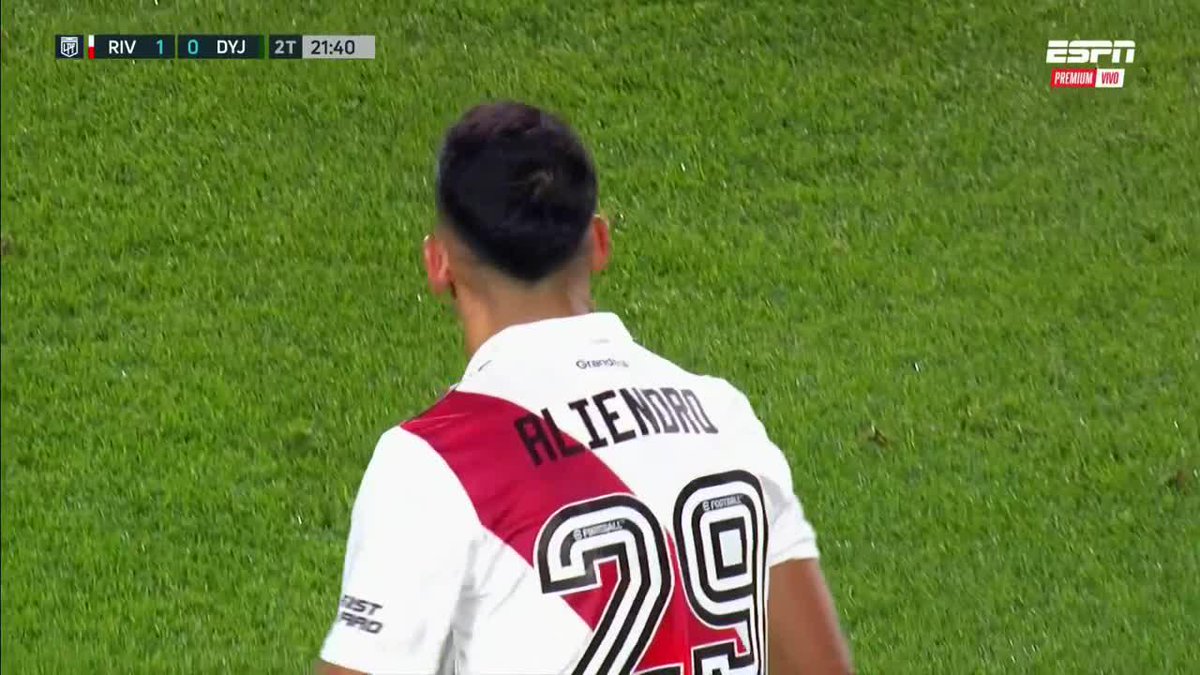 - Lo llamó Riquelme y le respondió que quería jugar en River - Se peleó con su representante para jugar en River - Rechazó ofertas del exterior para jugar en River - Fue ovacionado por 85 mil personas Muchas gracias por tu 2023, Rodrigo Aliendro