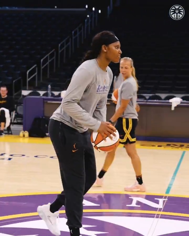 "FOR THE YOUNGINS!" Sania was feeling it this morning getting the half-court shot at shootaround. 🔥