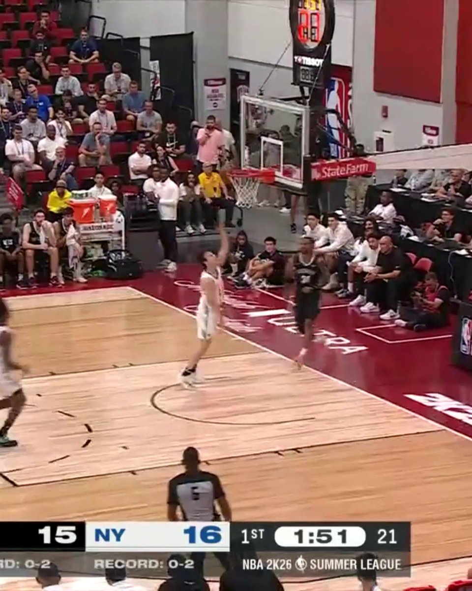 TYLER KOLEK PUTTING ON A SHOW 🍿 Kolek dropped 23 PTS at the half 👀