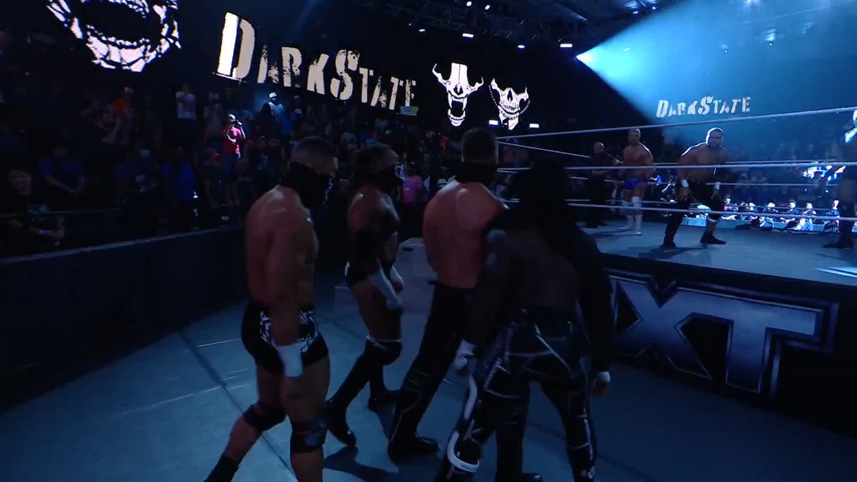 Why wait?! Mike SANTANA🇵🇷 and Joe Hendry are taking it to DarkState right from the start! 👊