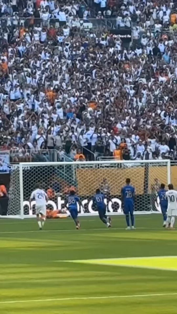 الحمدلله على التمام والكمال ، هُنا أرض الوطن هُنا الأمن و الأمان 🇸🇦🤍 الشكر لله أولاً ثم لهذا النادي العظيم نادي الهلال السعودي اللي عشت معاه لحظات فرح للتاريخ 💙🤍