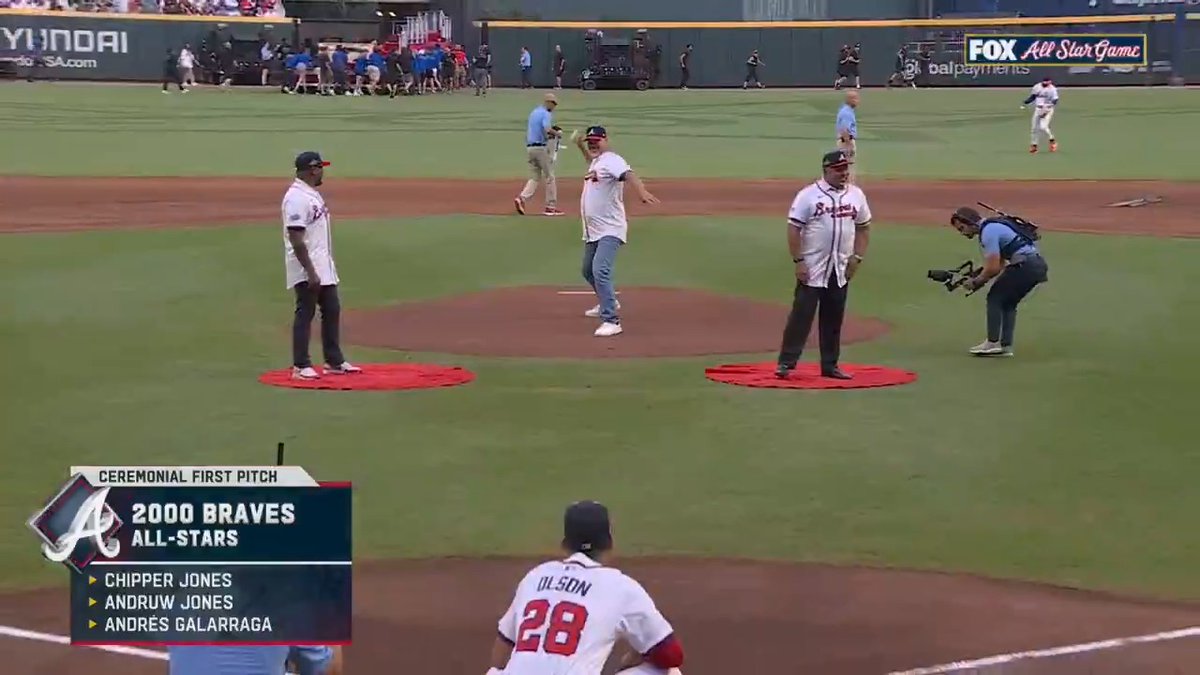 Andrés Galarraga haciendo el pitcheo inaugural del #AllStarGame junto a Chipper Jones y Andruw Jones. El Gran Gato de Venezuela 🇻🇪🇻🇪🇻🇪🇻🇪