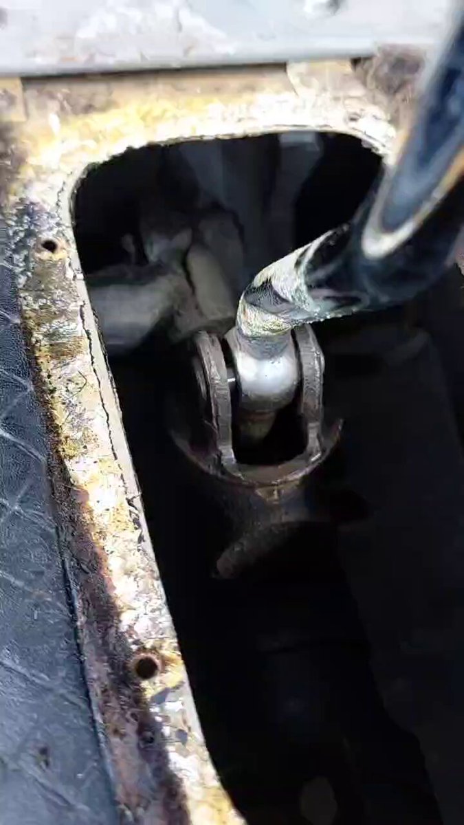 気温が上がってきてキャブがまたズレてきたからフェアレディZを調整に出してるんやけど不具合のある所を確認してもらってて シフトレバーのブッシュも新品に交換してもらった 目に見えてシフトフィールが良くなってるな これは大正解 燃圧が良く無かったみたいでここも解消して 良い感じでエンジン回ってるわ 週末には納車予定やし楽しみや