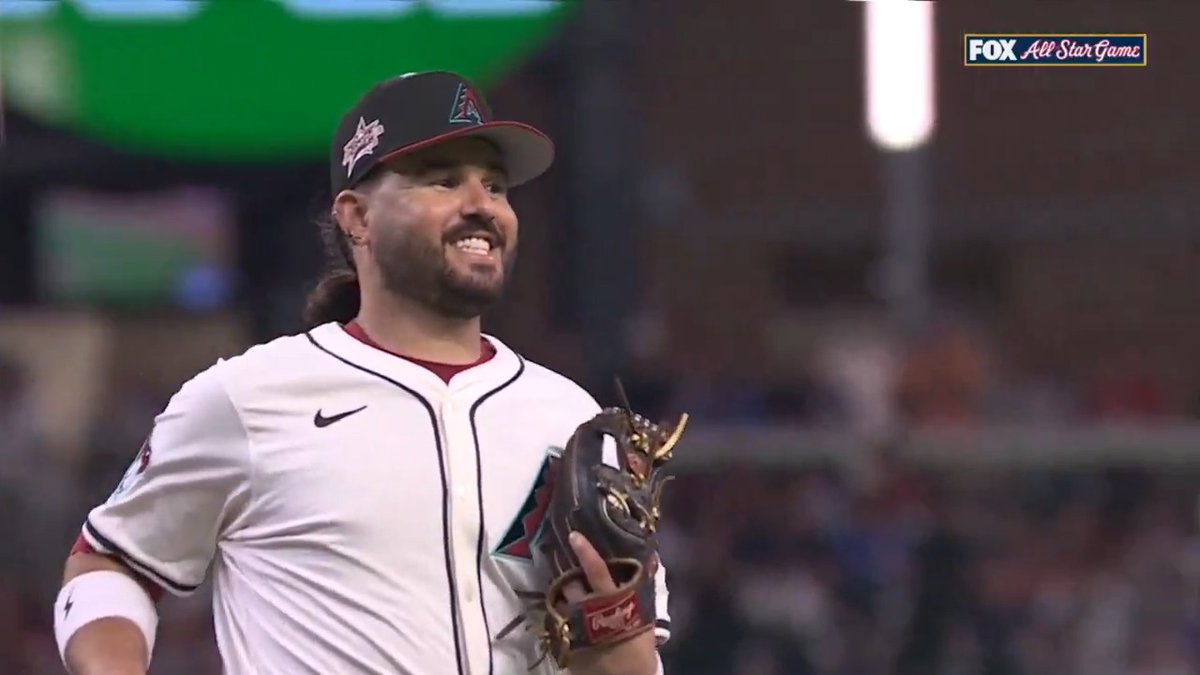 ¡Geno a la defensiva! Tremenda jugada a mano limpia de Eugenio Suárez para retirar a Maikel García. Robert Suárez en la loma, Maikel García bateando y Eugenio Suárez a la defensiva. Qué out. Todo quedó entre venezolanos 🇻🇪🇻🇪🇻🇪🇻🇪🇻🇪⭐⭐⭐