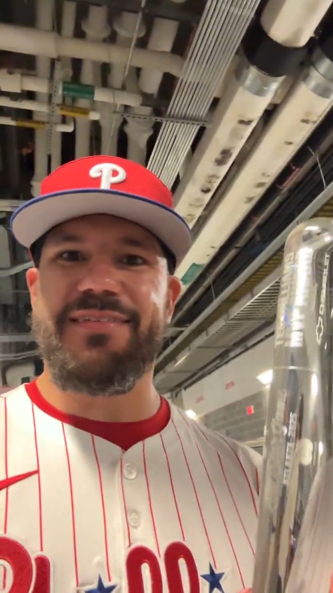 Comin’ home with a little hardware Kyle Schwarber 🏆