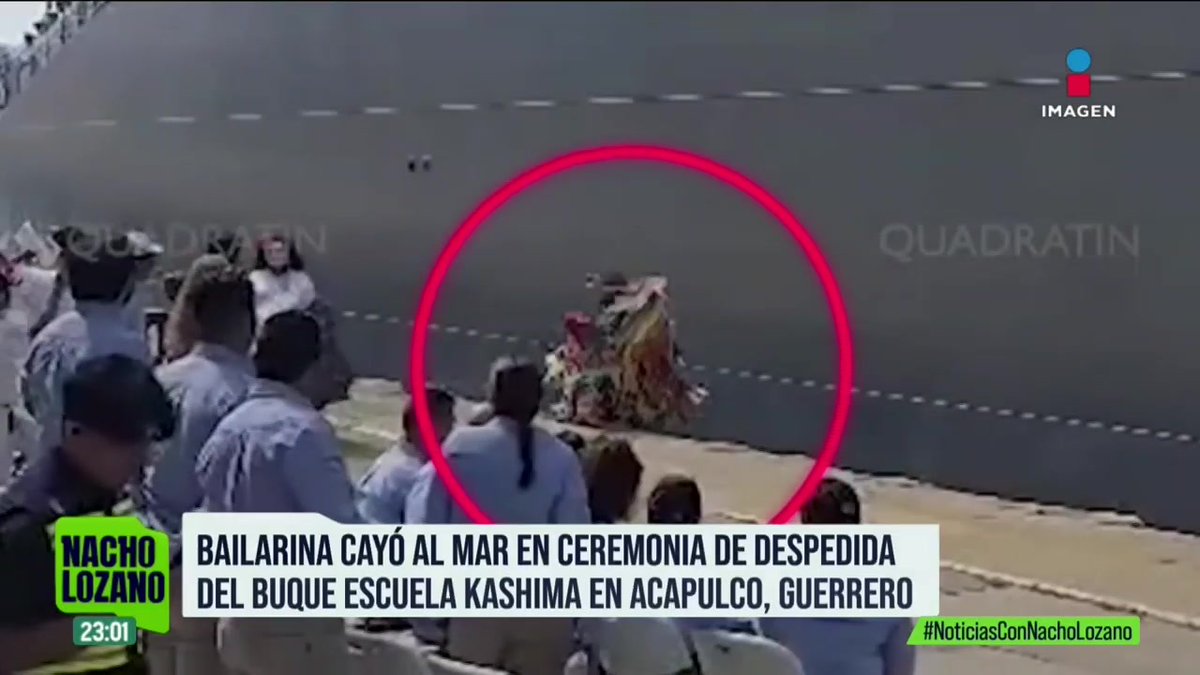 Durante la ceremonia de despedida del buque escuela Kashima de la Armada japonesa en #Acapulco, una bailarina cayó al mar; un elemento de la Marina, se lanzó al agua para rescatarla: