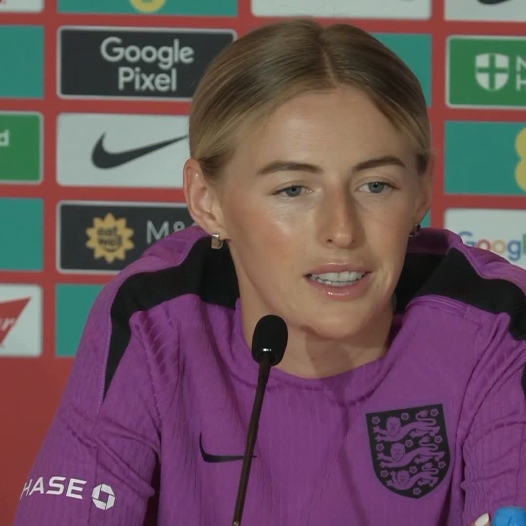 "One that we definitely respect, they sometimes go under the radar" 🇸🇪 England forward Chloe Kelly says her team are not taking quarter-final opponents Sweden lightly.
