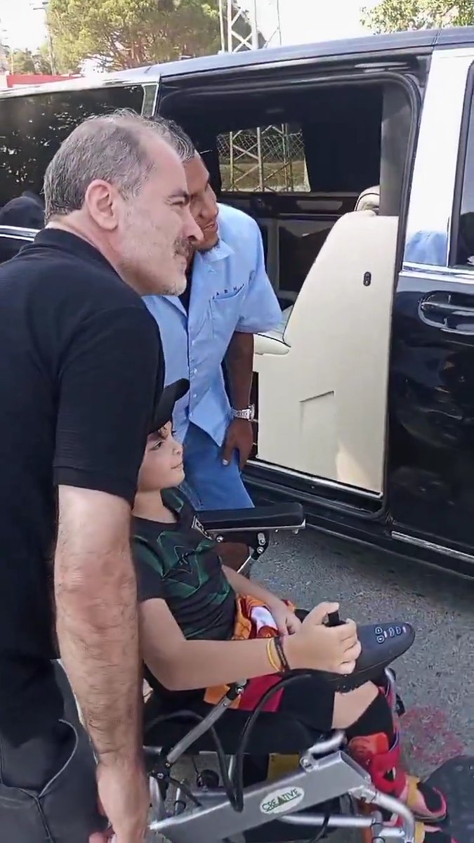 Ismail Jakobs antrenman sonrası arabadan inerek kendisini bekleyen taraftarlarla fotoğraf çektirdi.