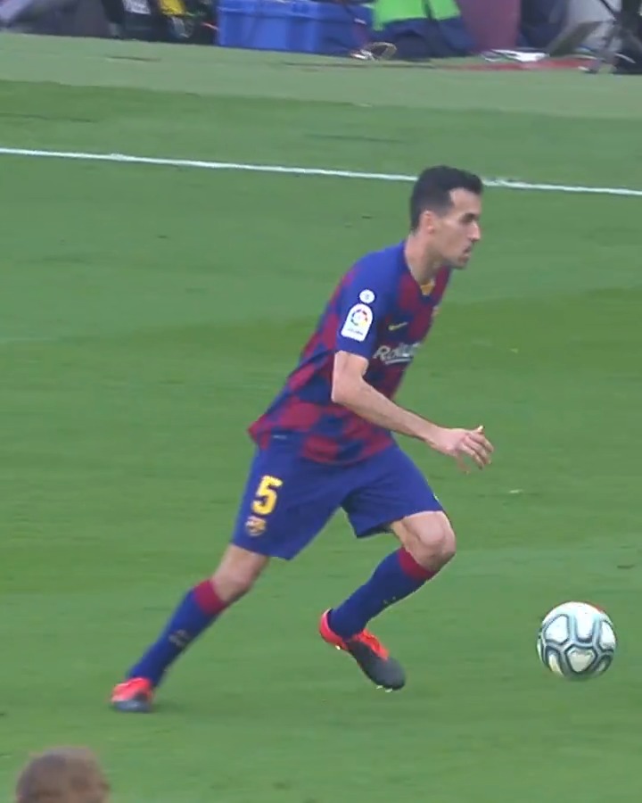 Cuando el fútbol se convierte en 𝗔𝗥𝗧𝗘. ✨ 🎂 ¡Feliz cumpleaños, Sergio Busquets! #LALIGAHistory | FC Barcelona